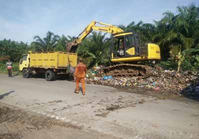 Tumpukan Sampah di Jalan Arifin Ahmad Dumai Dibersihkan