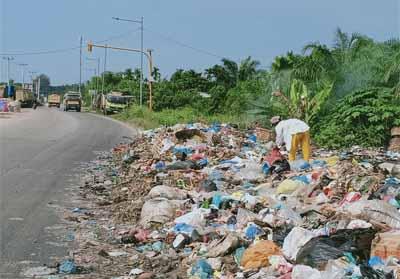 Tumpukan Sampah di Jalan Arifin Ahmad Dumai