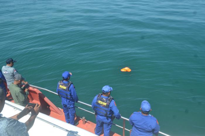 Tim SAR Gabungan Temukan Dua Life Jacket di Selat Malaka