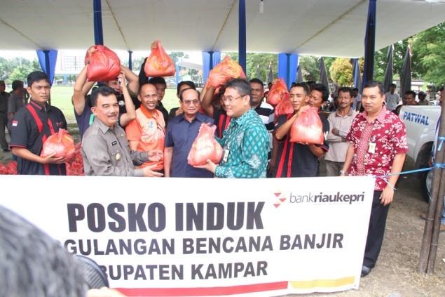Bank Riau Kepri Bantu Korban Banjir 