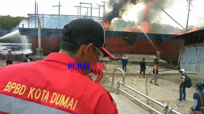 Kapal Muatan Sembako Terbakar Di Pelabuhan Ayan Dumai