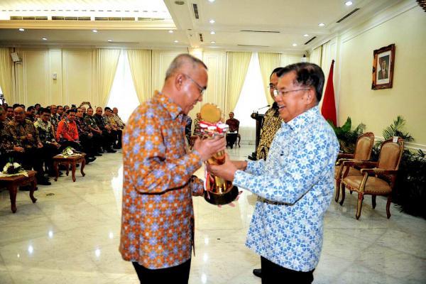 Gubernur Riau Terima Penghargaan WTN Diserahkan Jusuf Kalla