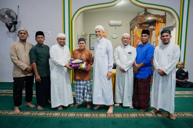 Safari Ramadhan di Masjid Al Furqan, Walikota Dumai Serahkan Bantuan 30 Karung Beras