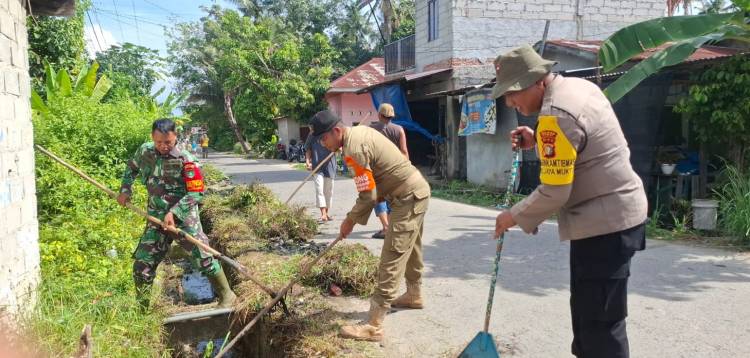 LPMK Jaya Mukti Bersama Warga Bersihkan Parit di Jalan Siliwangi Dumai