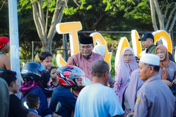 Wawako Dumai Hadiri Berbagi Takjil PBSR dan Komunitas Vespa