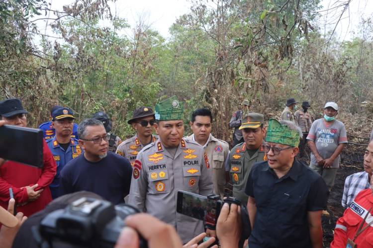 Kapolda Riau dan Rocky Gerung Tinjau Karhutla Dumai, Penanganan Tak Bisa Sendiri