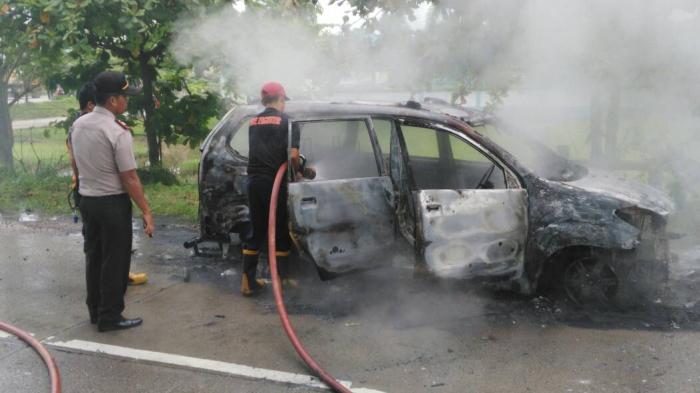 Satu Mobil Avanza Terbakar Di Depan Terminal Barang Dumai