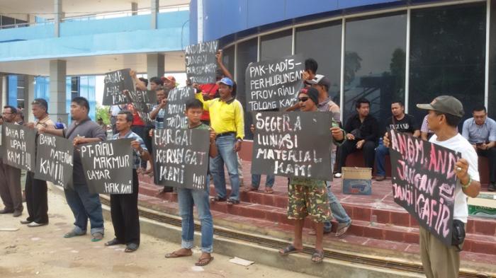 Utang Rp1,3 Miliar, Pekerja dan Supplier Demo PT Riau Makmur