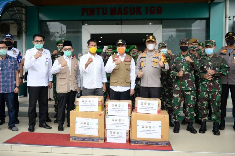 Kunjungan Gubernur Riau ke RSUD Dumai dan Serahkan Bantuan APD