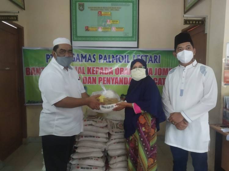 PT Nagamas Palmoil Lestari Serahkan 100 Paket Bantuan Ramadhan di Keluruhan Buluh Kasap