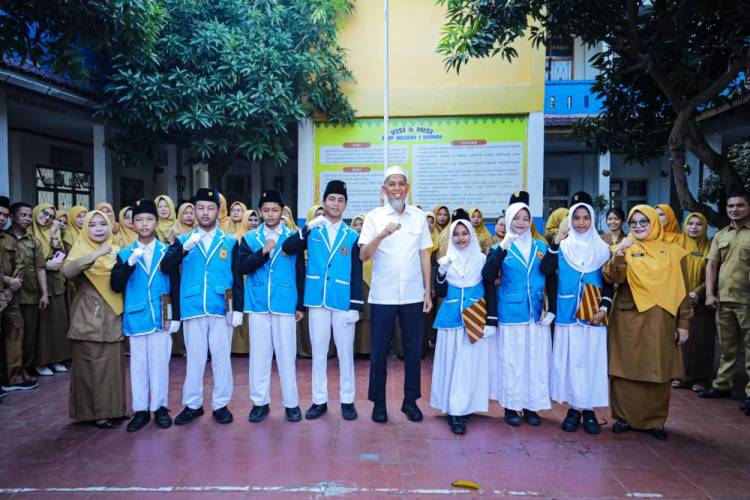 Wako Paisal Pimpin Upacara di SMPN 1 Dumai, Perkuat Keimanan dan Budaya Bersih di Sekolah