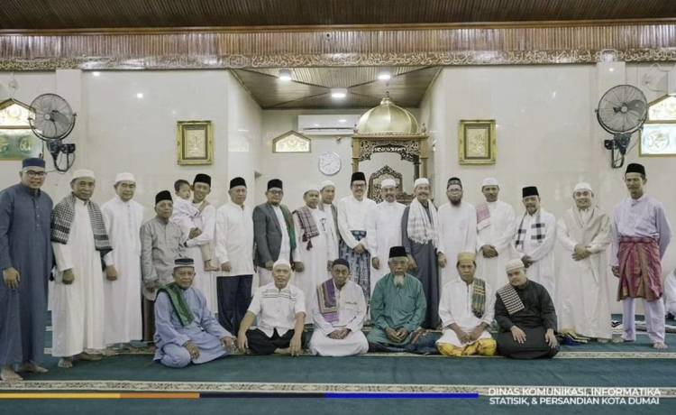 Sekda Dumai Sholat Idul Adha di Masjid Al Hijriah