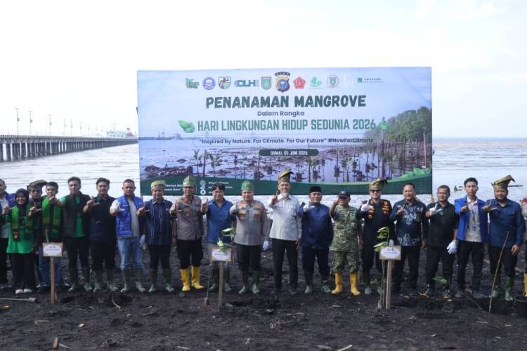 Kapolda Riau Pimpin Penanaman Pohon di Dumai
