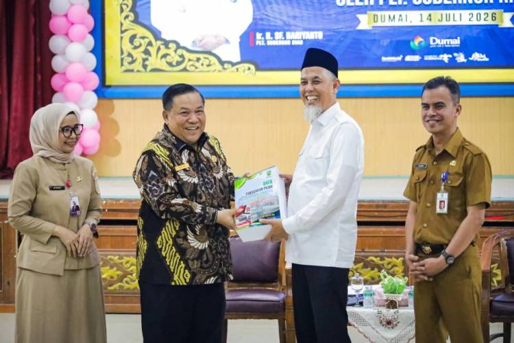 Plt Gubernur Riau Serahkan Data PKB Menunggak, Dumai Targetkan Peningkatan PAD