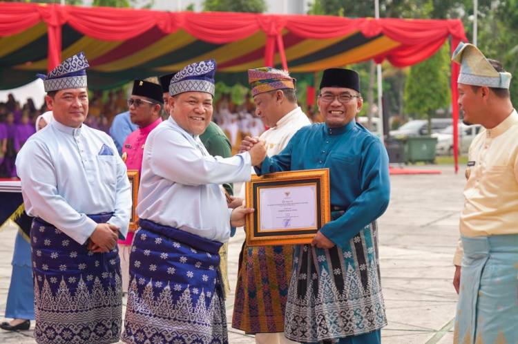 Wawako Sugiyarto Raih Penghargaan di Hari Jadi Riau ke-69