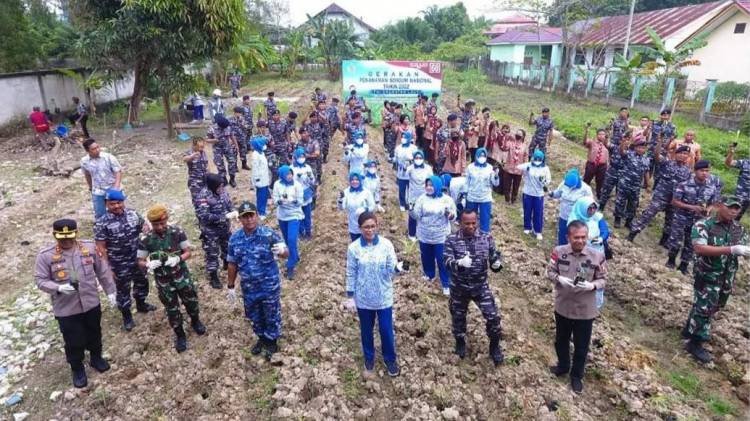 Walikota Dumai Ikuti Penanaman Jagung Serentak Dalam Rangka Ketahanan Pangan TNI AL