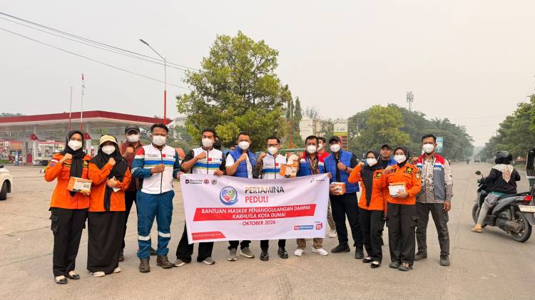 Pertamina Kilang Dumai Bagikan Masker di Tengah Kabut Asap