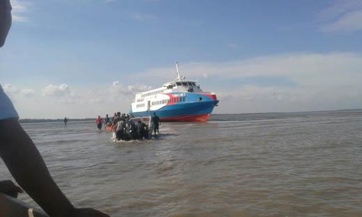 Kapal Dumai Line 3 Terjebak Gundukan Pasir Di Selat Bengkalis