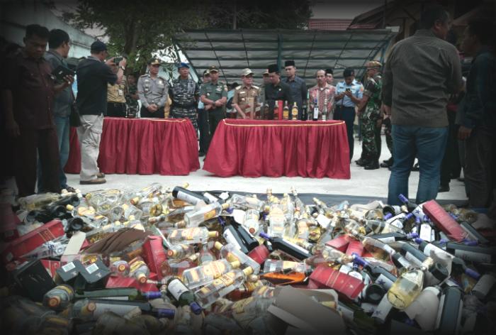 Tanpa Tersangka, Ratusan Botol Miras Dimusnahkan Polres Dumai
