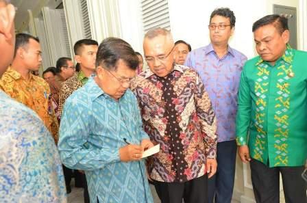 Gubernur Riau Terima Anugerah Parahita Ekapraya