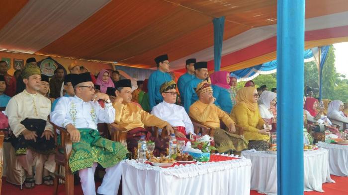 Andi Rachman Lepas Pawai Taaruf MTQ Riau di Kota Dumai