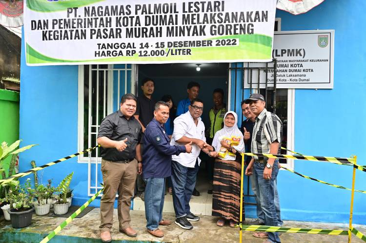 PT Nagamas Palmoil Lestari Gelar Pasar Murah Minyak Goreng di Dua Kecamatan
